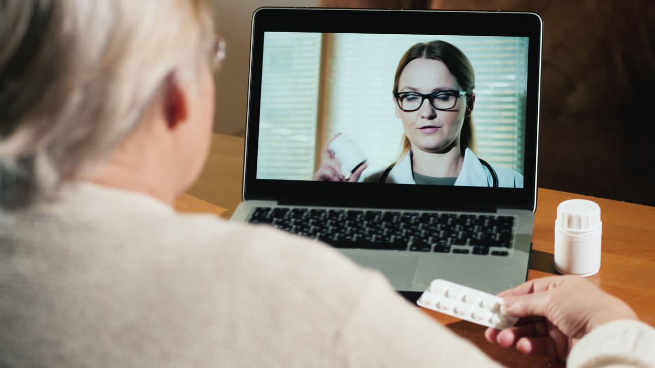 Donna anziana consulta il medico di famiglia online