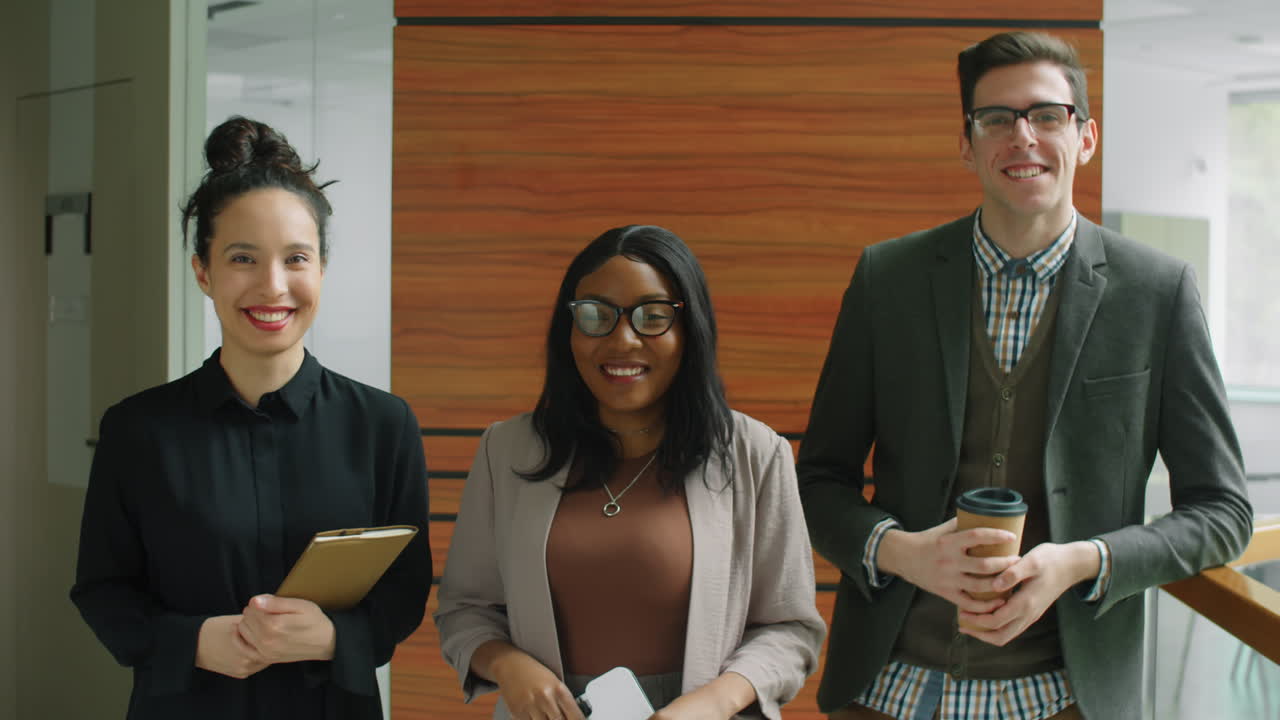 retrato de un equipo de negocios multiétnico alegre en la oficina