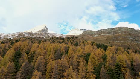 Vuelo-De-Drones-Sobre-Un-Impresionante-Valle-Alpino-Otoñal