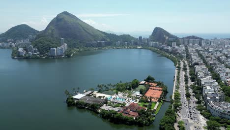 lago rodrigo de freitas en el centro de la ciudad en río de janeiro, brasil