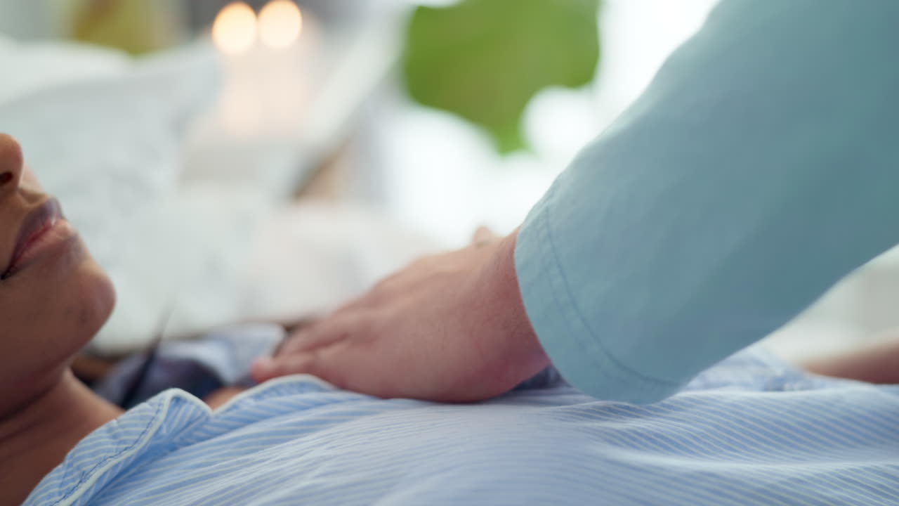 레이키, 여성과 환자의 가 ⁇ 에 손을  ⁇ 고