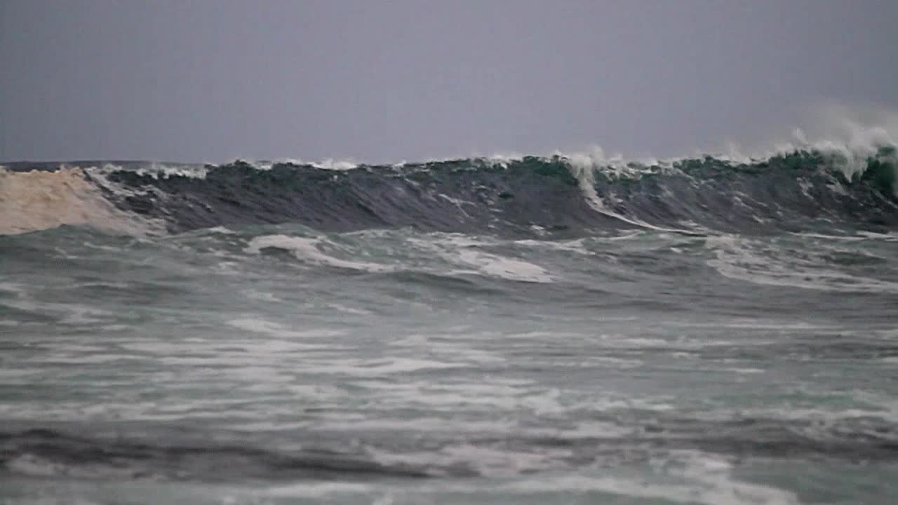 grandes olas llegan después de una tormenta en el océano