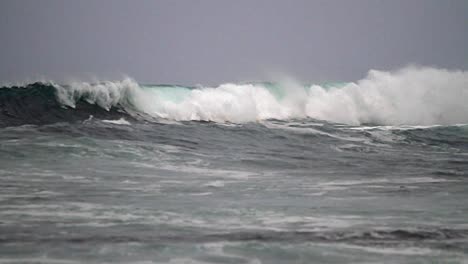grandes olas llegan después de una tormenta en el océano