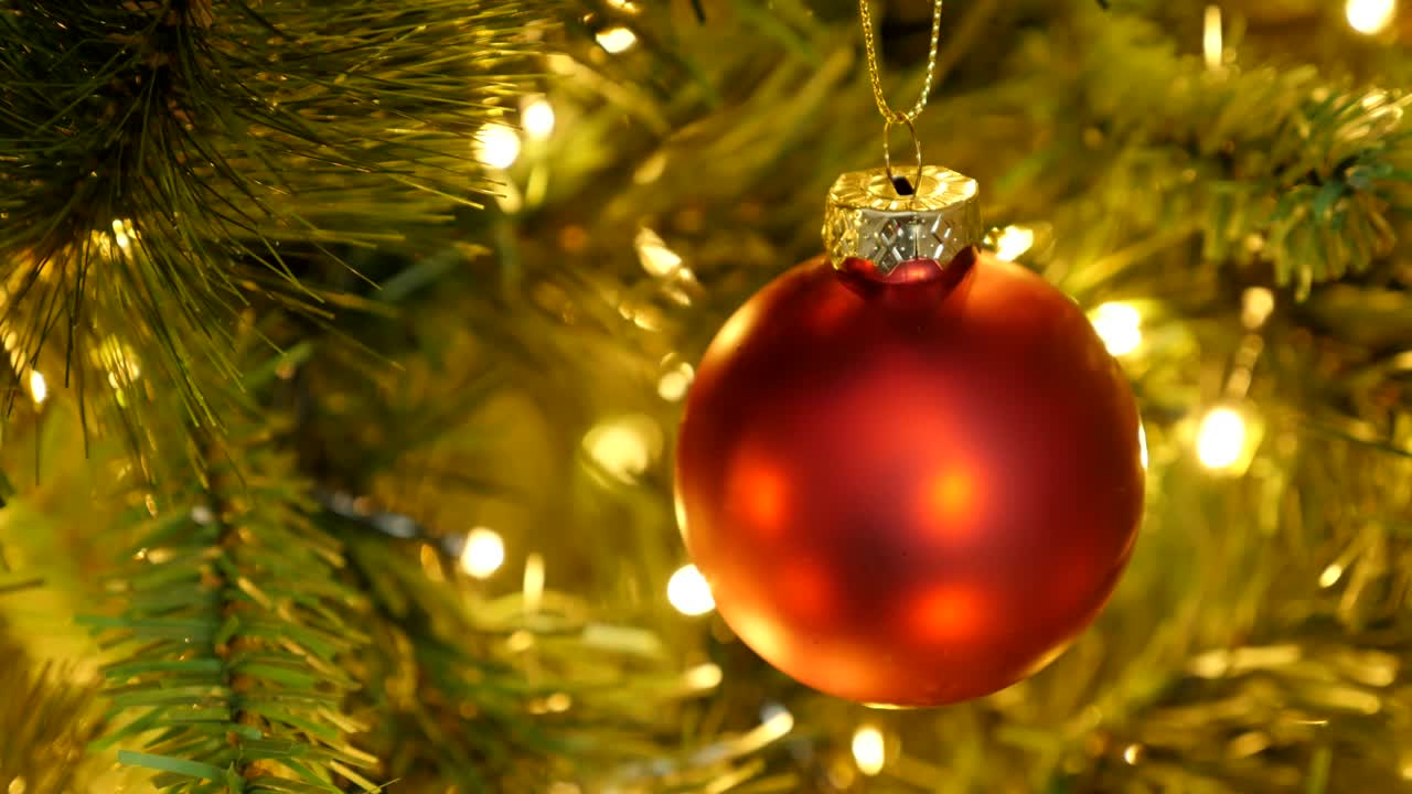el balanceo de la pelota de navidad en el árbol artificial 4k video