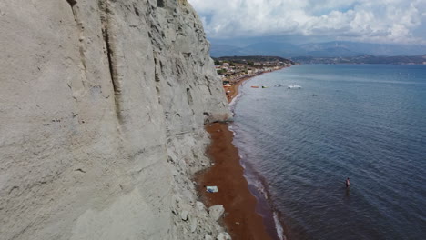 Luftaufnahme-Des-Lehmstrandes,-Kefalonia,-Kefalonia,-Griechenland