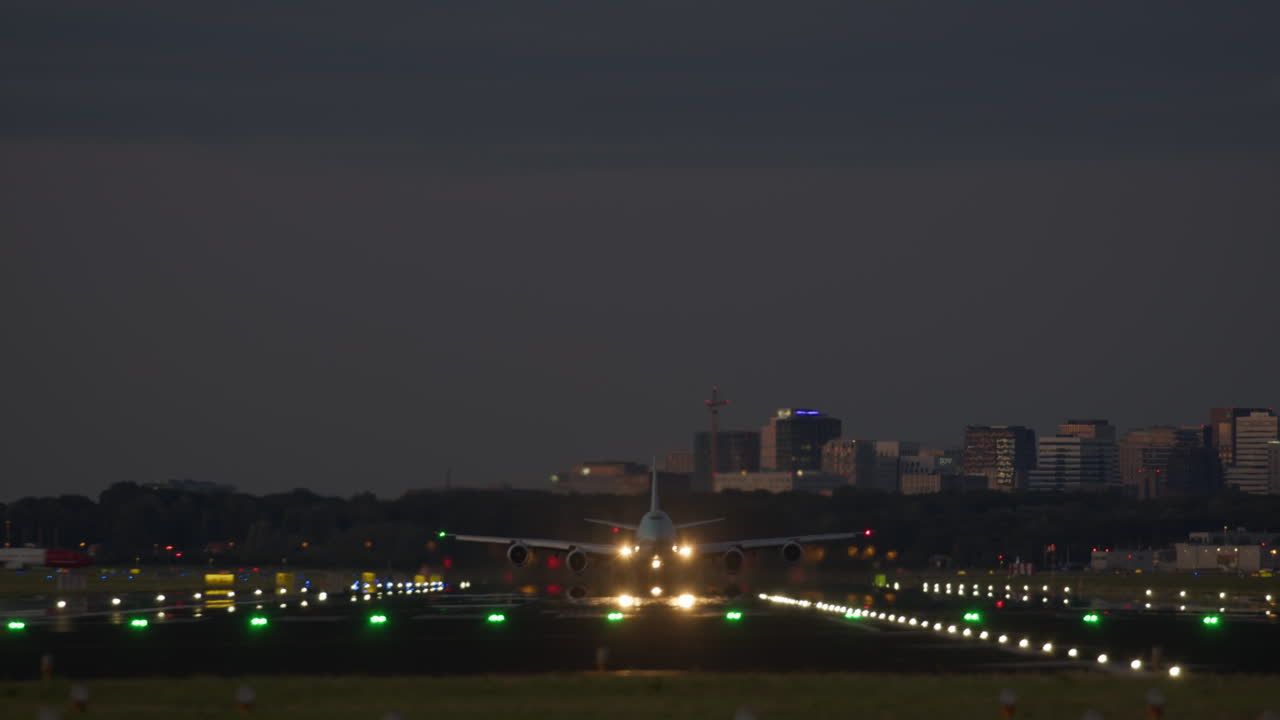 밤에 착륙하는 비행기