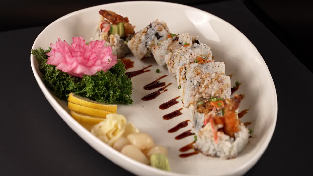 An elegantly presented dish of shrimp tempura rolls, combining crispy texture with crab and creamy avocado for a balanced flavor. 정갈하게 담긴 접시에 바삭한 새우튀김 롤과 크랩, 부드러운 아보카도가 조화롭게 어우러진 한 접시.