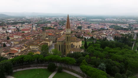Luftaufnahme-Der-Stadt-Arezzo-Mit-Einer-Kathedrale-Auf-Einem-Hintergrund-Mittelalterlicher-Häuser-Und-Gebäude-In-Der-Nähe-Eines-Gartenparks-In-Der-Toskana,-Italien---Drohne-Antenne