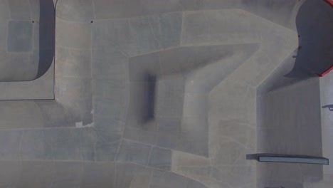 Patinadora-Femenina-Cruzando-Cuenco-De-Hormigón-Por-Encima-De-Colorado-Drone-4k