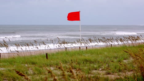 Rote-Flagge-Mit-Großen-Meereswellen-In-North-Carolina