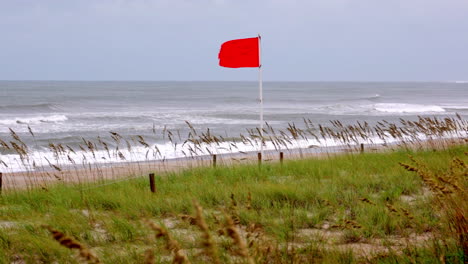 rote flagge mit großen ozeanwellen in north carolina