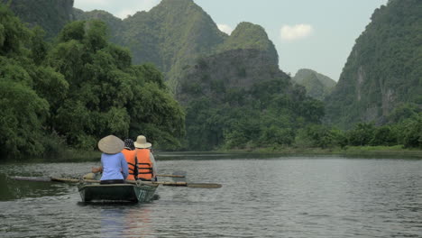 excursión en barco a lo largo del río en la bahía de ha long, vietnam