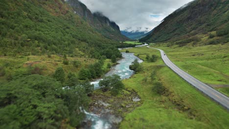 Eine-Straße-E39-Schlängelt-Sich-Entlang-Des-Flusses-Durch-Das-Grüne-Myklebustdalen-Tal