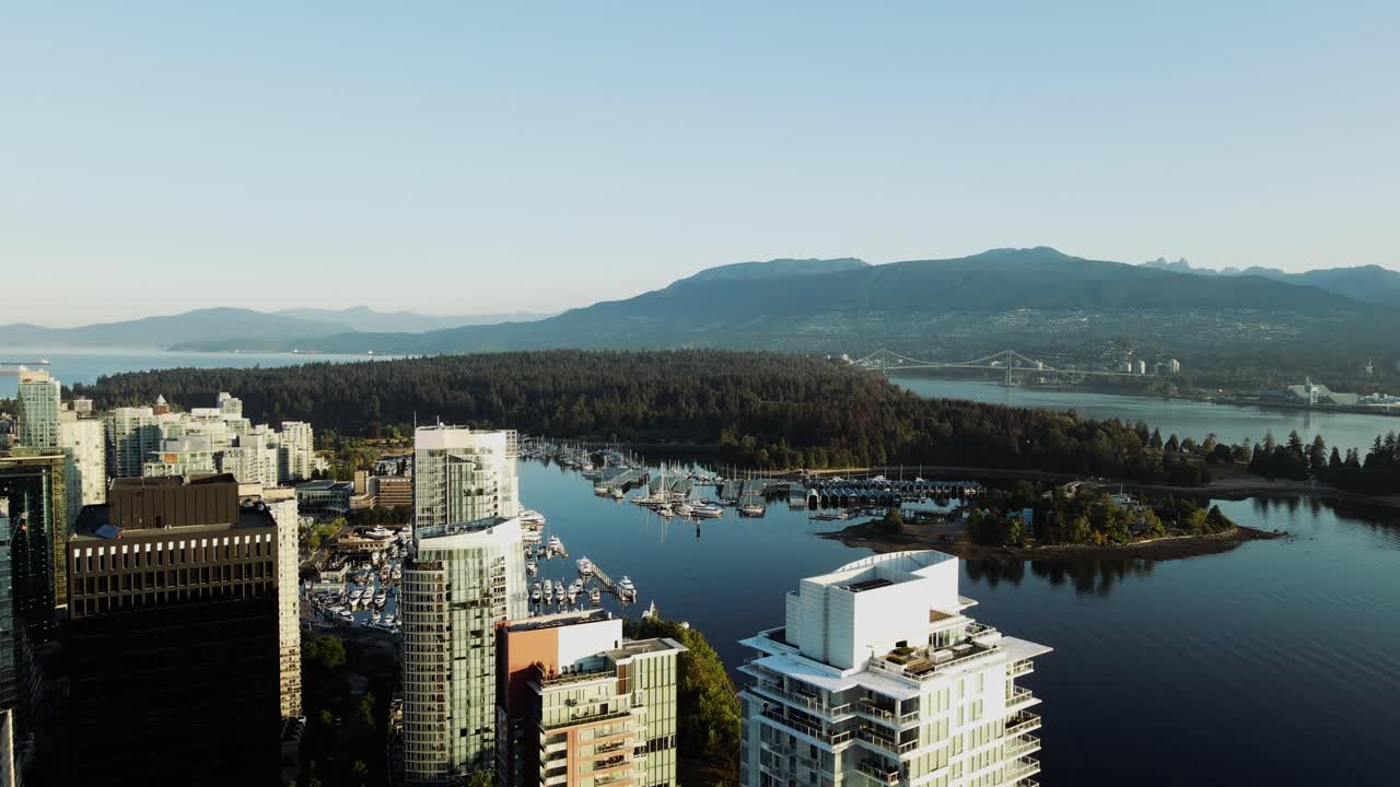 imágenes aéreas de drones de los edificios del centro de vancouver y una hermosa vista del parque stanley