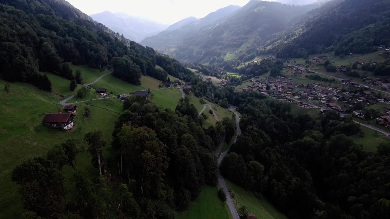 imágenes de drones de un vuelo en un pueblo en suiza