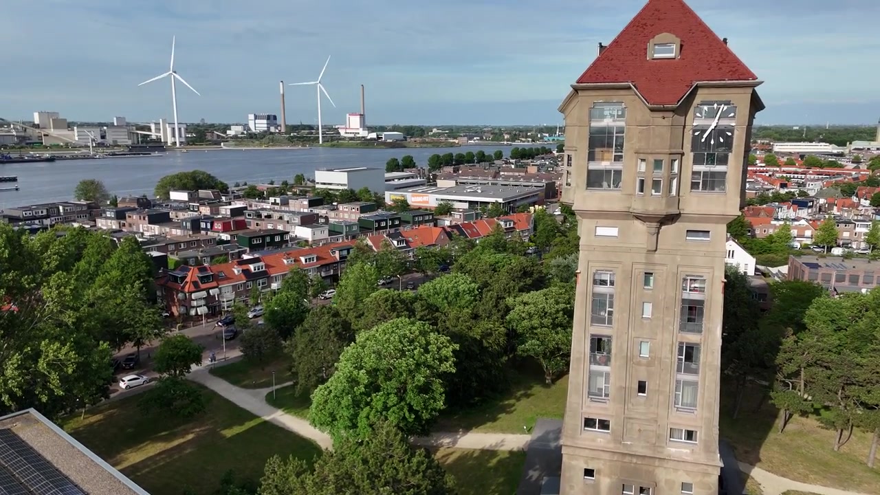 Drohnen-Schwenk, der einen Turm und das Stadtbild zeigt.