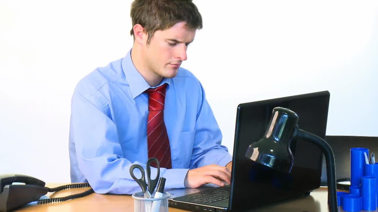 사무실 영상에서 일하는 예쁜 사업가