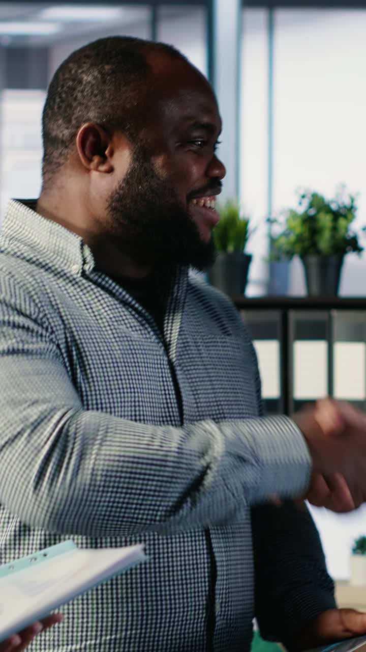 Vertical Video Business professionals shaking hands and reaching an agreement