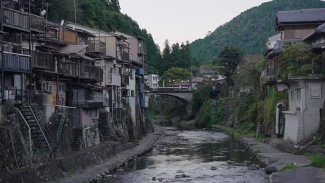 Gujo-Hachiman,-Ländliche-Japanische-Stadt-In-Den-Bergen-Von-Gifu