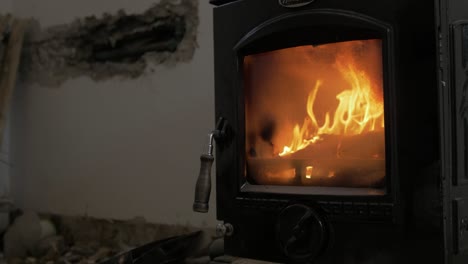 estufa encantadora cámara lenta fuego y llamas renovando casa