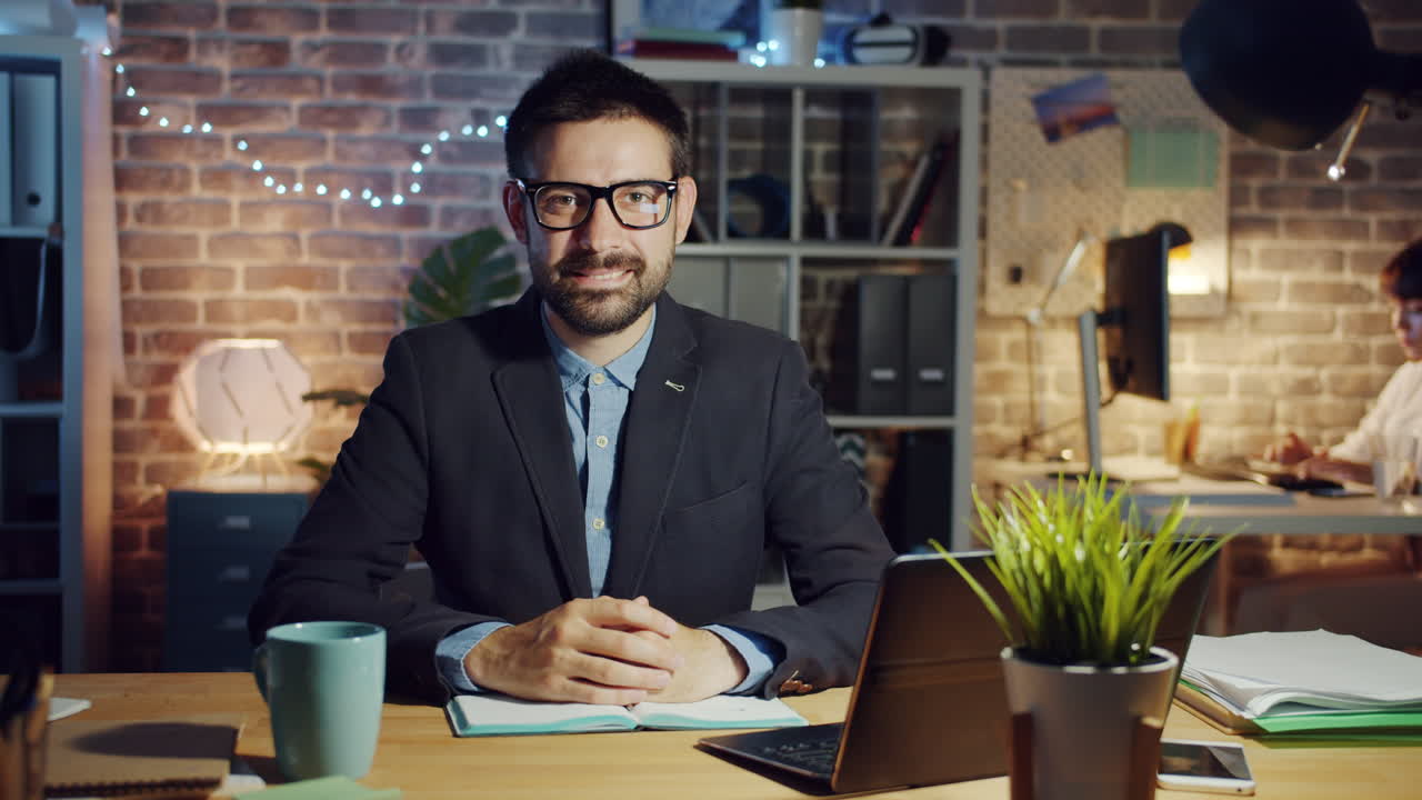 hombre de negocios que trabaja hasta tarde en la noche