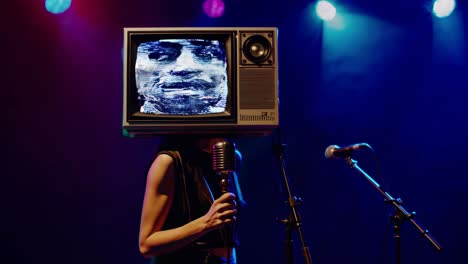 cantante de la televisión retro en el escenario