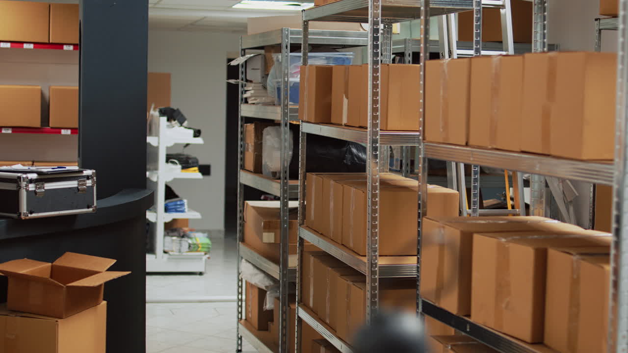 склад с картонными коробками