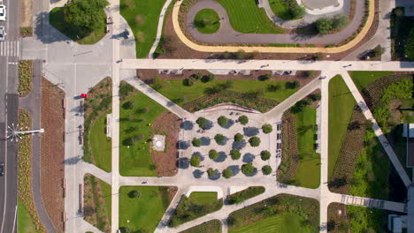 de arriba hacia abajo aérea - espacio urbano en el centro de la ciudad - gran número de senderos peatonales - un gran número de árboles plantados y vegetación - parque central en gdynia