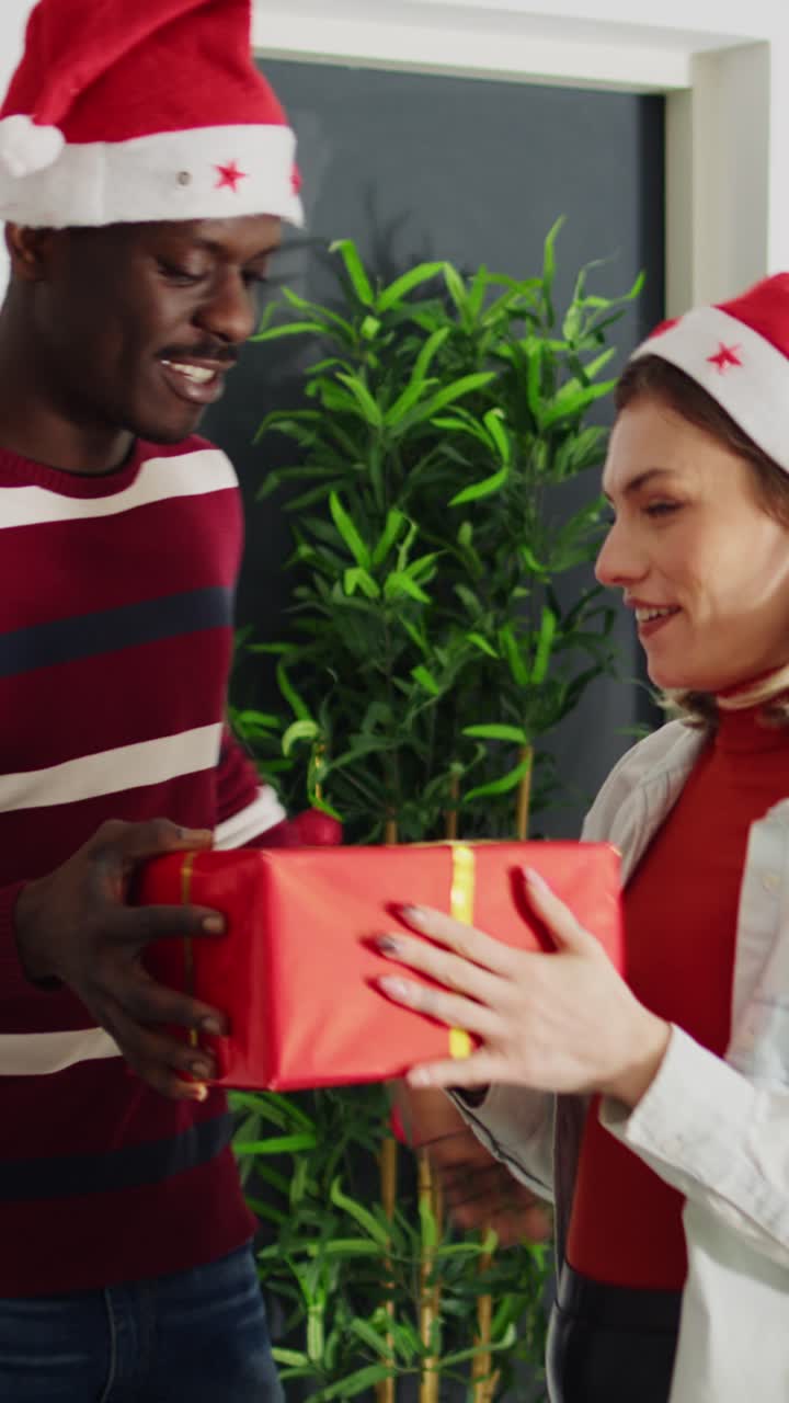 Video verticale: lavoratore sorprende un dipendente con un regalo