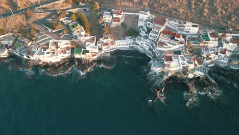 Volar-De-Izquierda-A-Derecha-Sobre-Un-Pueblo-De-Pescadores-En-Tenerife-España