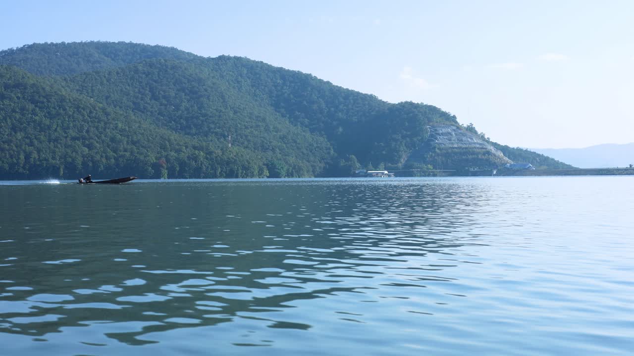 배 가 조용 하고 경치 좋은 호수 를 가로질러 이동 하고 있다