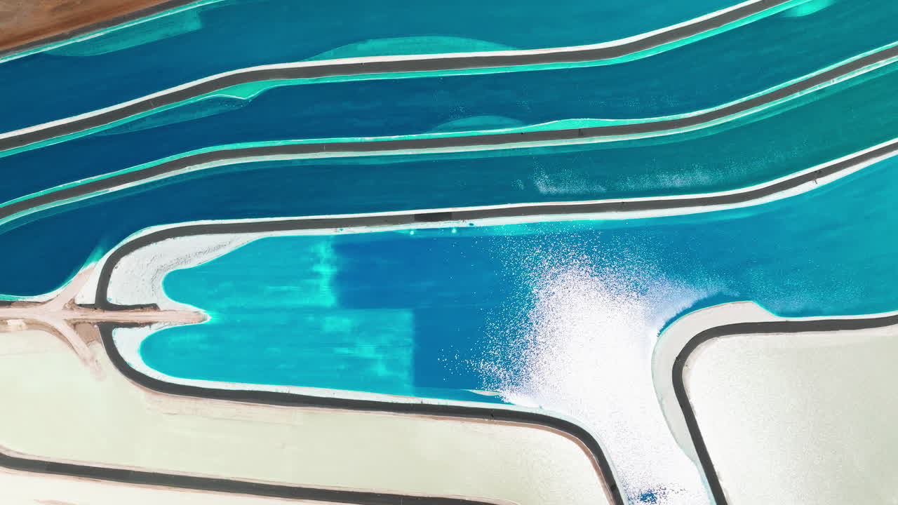 미국 유타 주 모압에 있는 칼륨 증발 연못의 반짝이는 푸른 물