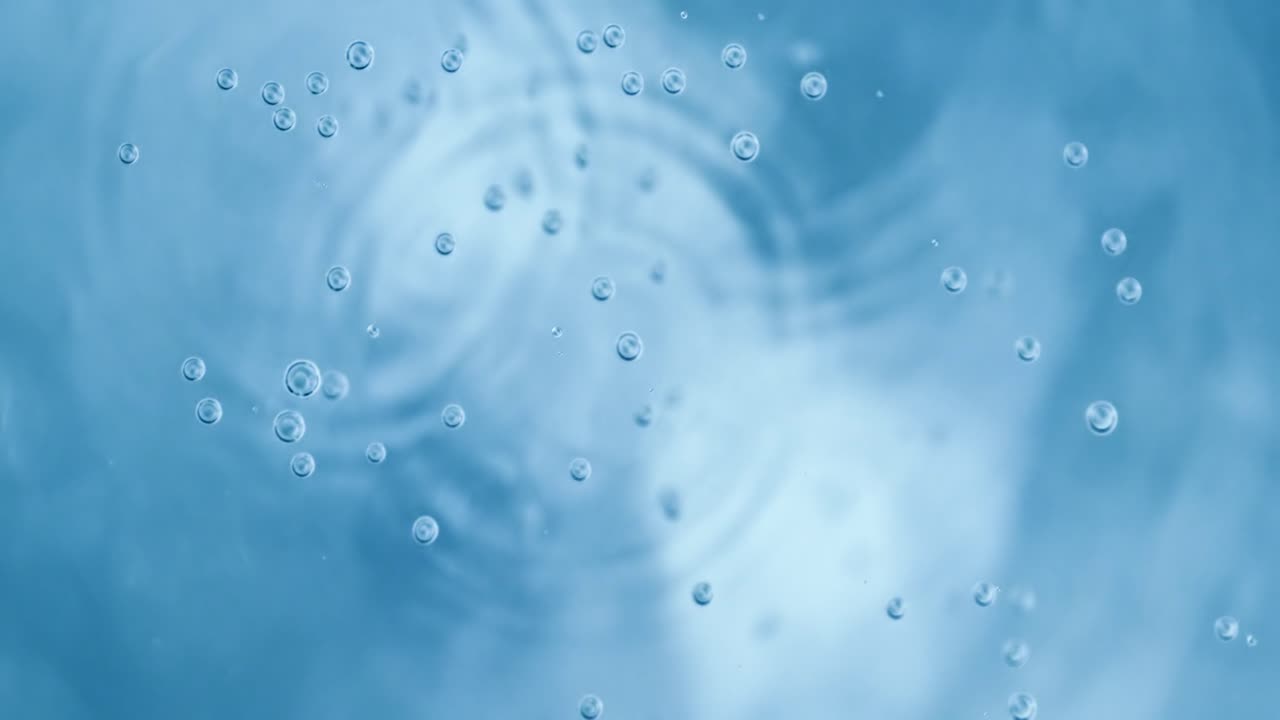 슈퍼 슬로우 모션으로 파란색 추상적인 배경에 물에 산소 거품이 있습니다.