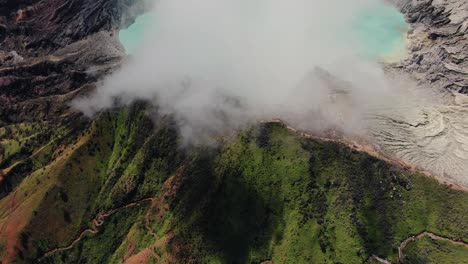 Ijen-Kratervulkan-Ost-Java-Antenne-über-Saurem-See