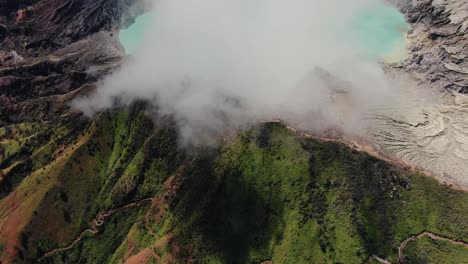 volcán kawah ijen antena de java oriental sobre lago ácido