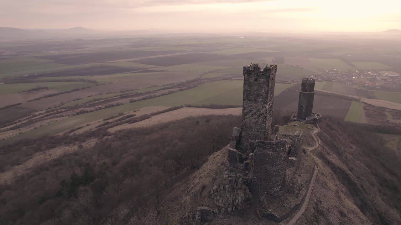 avión no tripulado en órbita, ruinas de un castillo medieval abandonado en la cima de una montaña, república checa