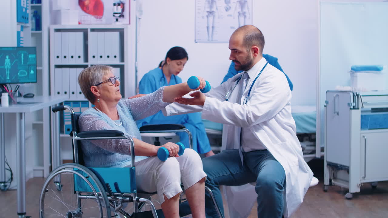 médico ayudando a un paciente discapacitado a recuperar la fuerza muscular
