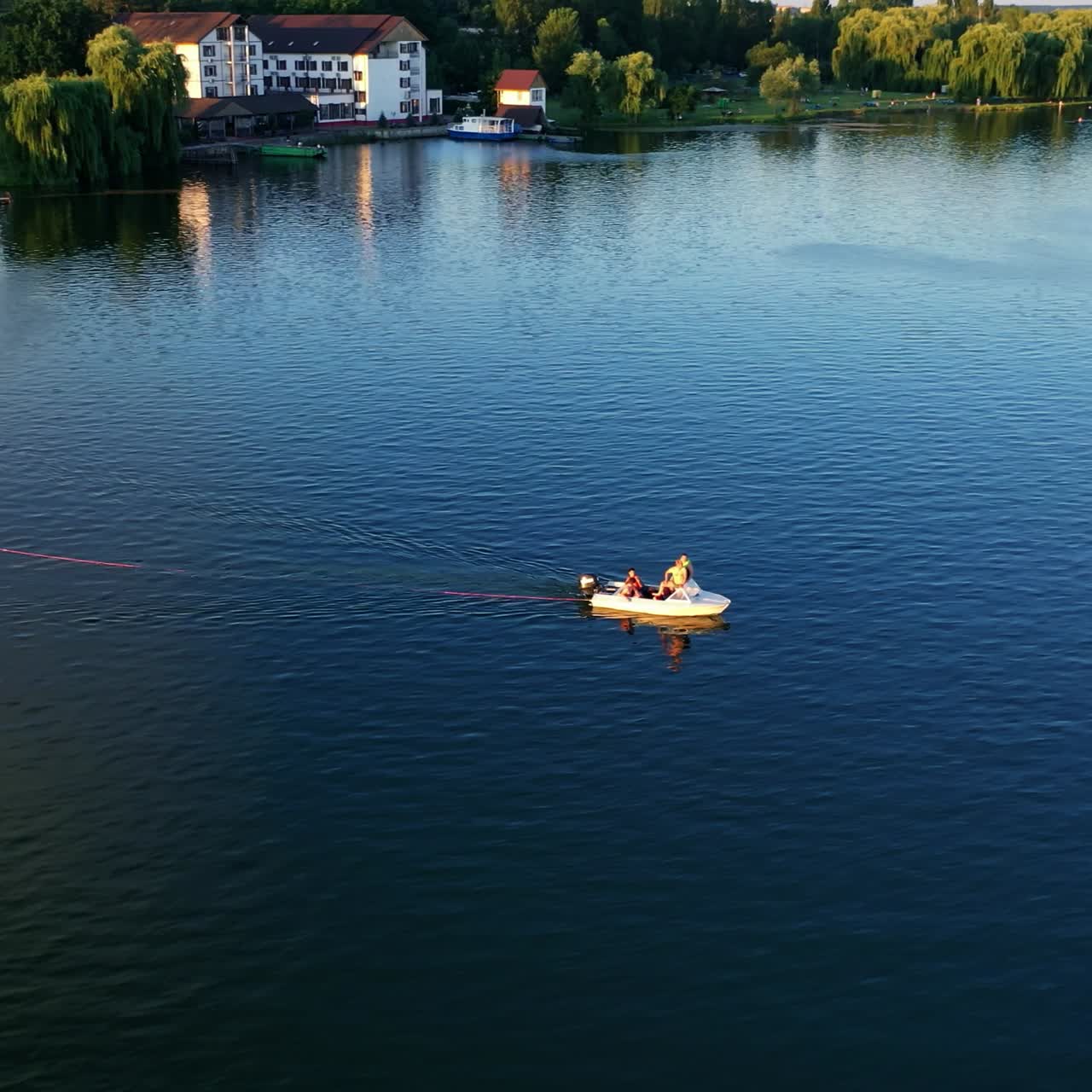 강에서 모터 보트