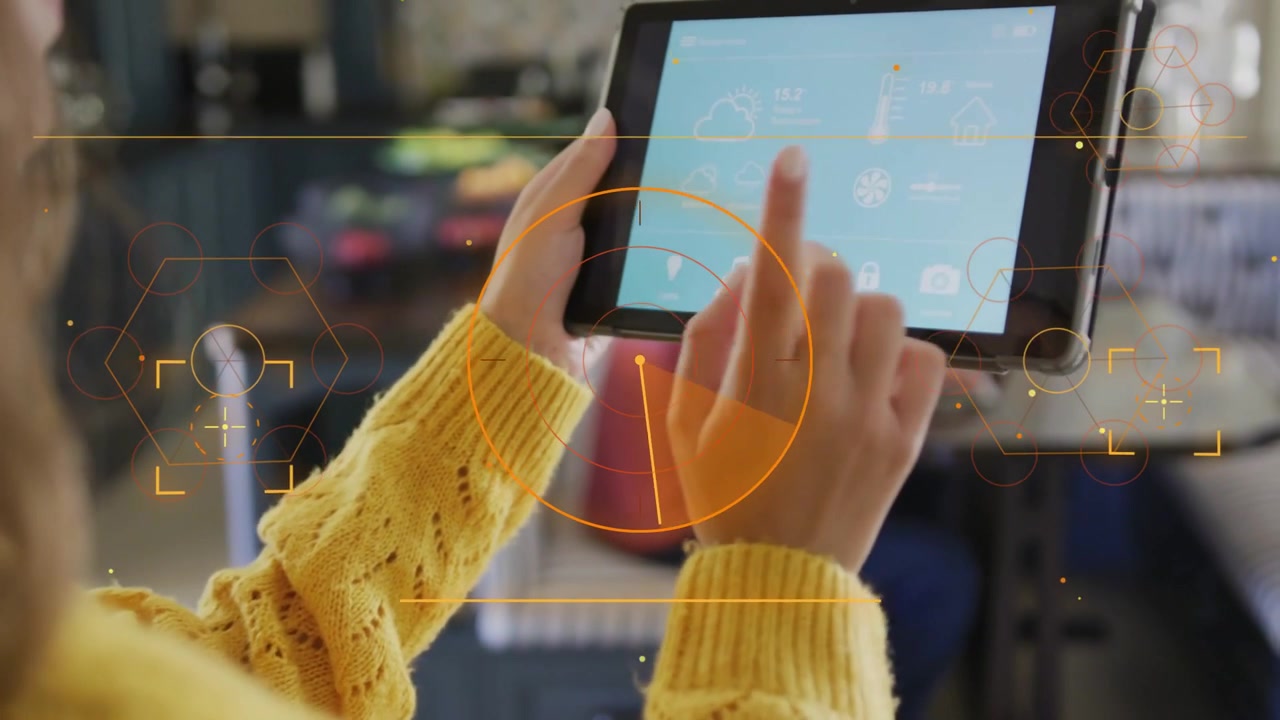 HUD arancione che mostra una donna con un maglione giallo che tiene un tablet, tocca un'icona blu scegliendo un'app in cucina