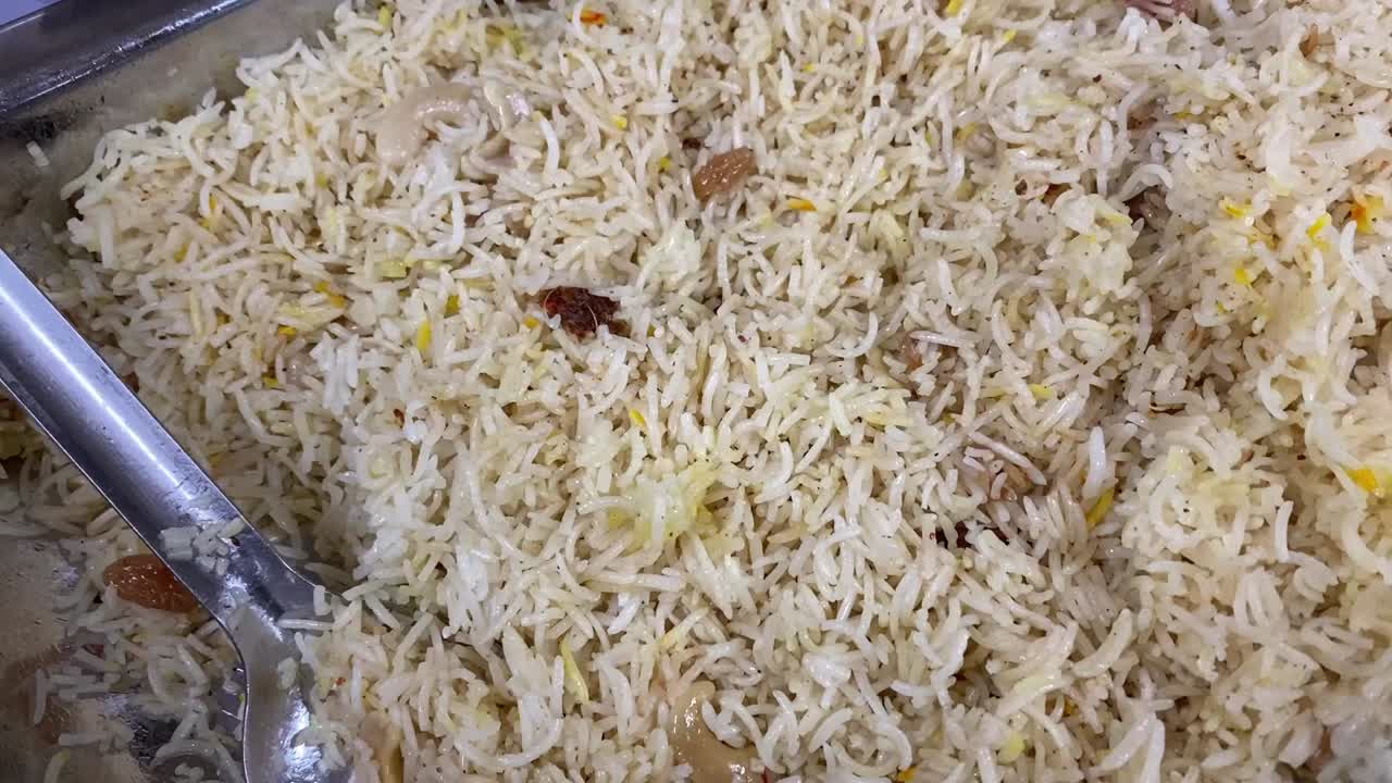 kashmiri modur pulao hecho de arroz cocido con azúcar, agua aromatizada con azafrán