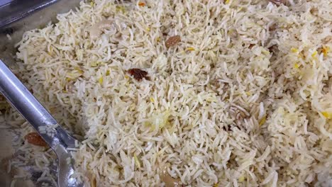 Kashmiri-Modur-Pulao-Hecho-De-Arroz-Cocido-Con-Azúcar,-Agua-Aromatizada-Con-Azafrán