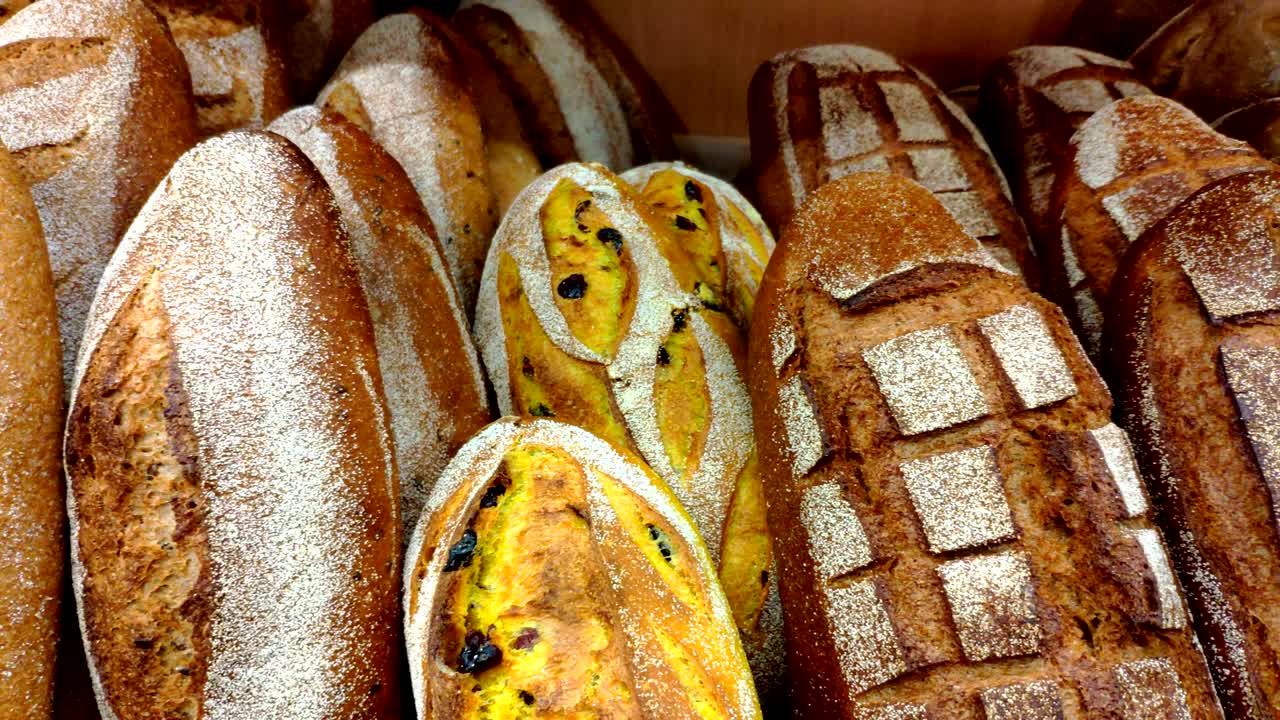 ,, 그리고 움직이는 상점 선반에 황금색의 다른 베이커리 제품.