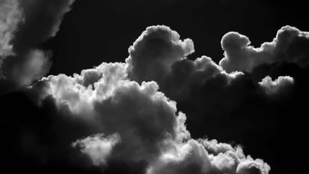 кучевые облака в черно-белом цвете движутся в небе