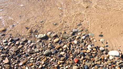 Flut-überschwemmt-Den-Sand-Am-See