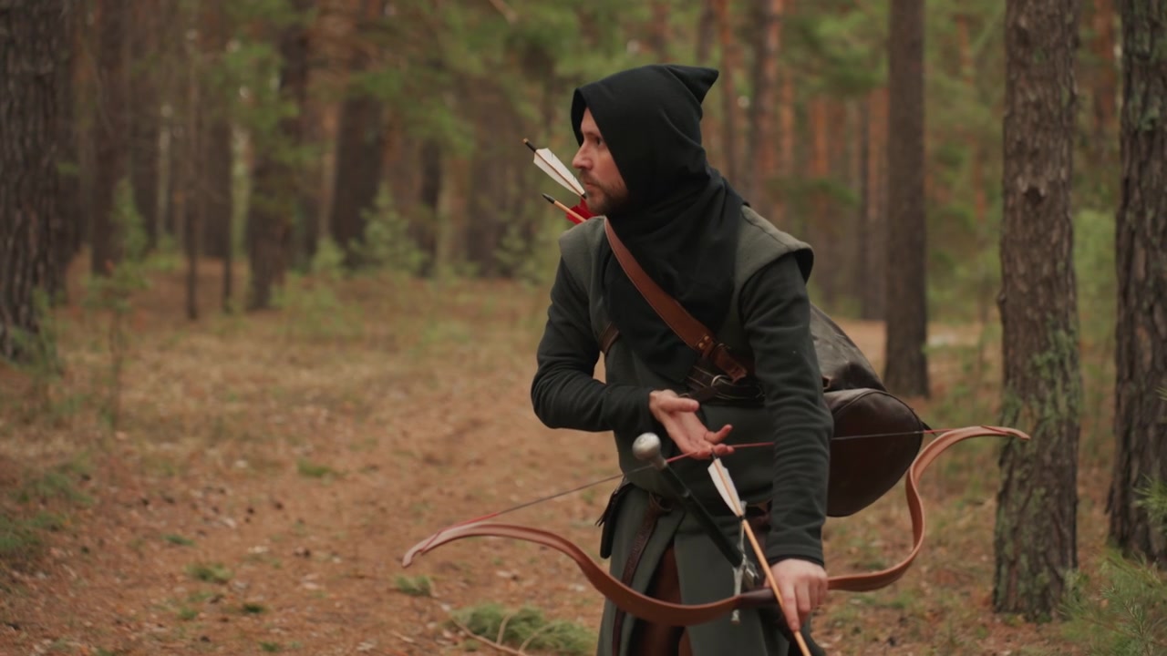 Una donna cammina attraverso un tranquillo bosco di pini, passando un metal detector a bassa altezza su un sentiero coperto di aghi, mentre porta una faretra e un arco lungo, con sguardo concentrato, passi fermi e luce soffusa e diffusa.