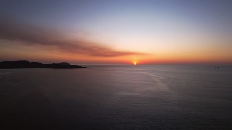 sol brillante en el horizonte del océano al atardecer, dron aéreo de 4k