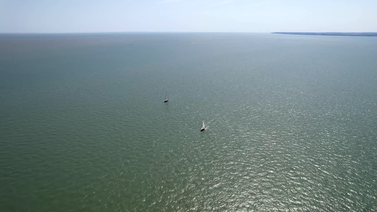 un sobrevuelo de drones de dos veleros a lo largo de la costa inglesa