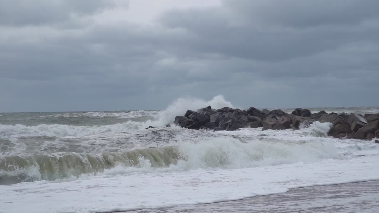 덴마크 서쪽 해안의 바위와 해안에 부히는 파도의 느린 영상