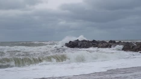 imágenes en cámara lenta de las olas que golpean las rocas y la costa en la costa oeste de dinamarca