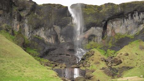 Ein-Wasserfall-In-Island-An-Einem-Windigen-Tag-Entlang-Der-Ringstraße